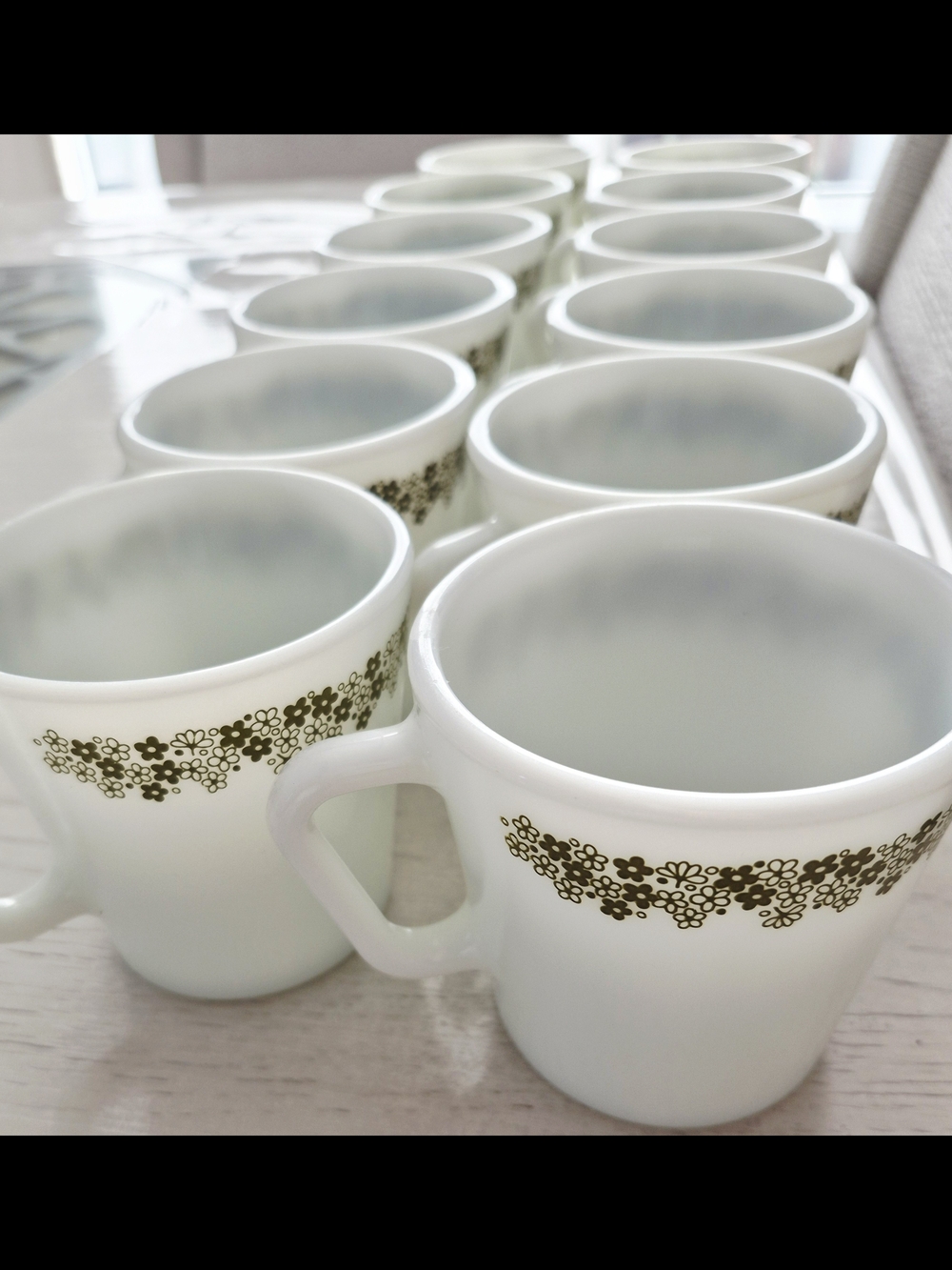 Pyrex Spring Blossom Green "Crazy Daisy" Coffee Cup Mugs – Set of 12 – Very Good